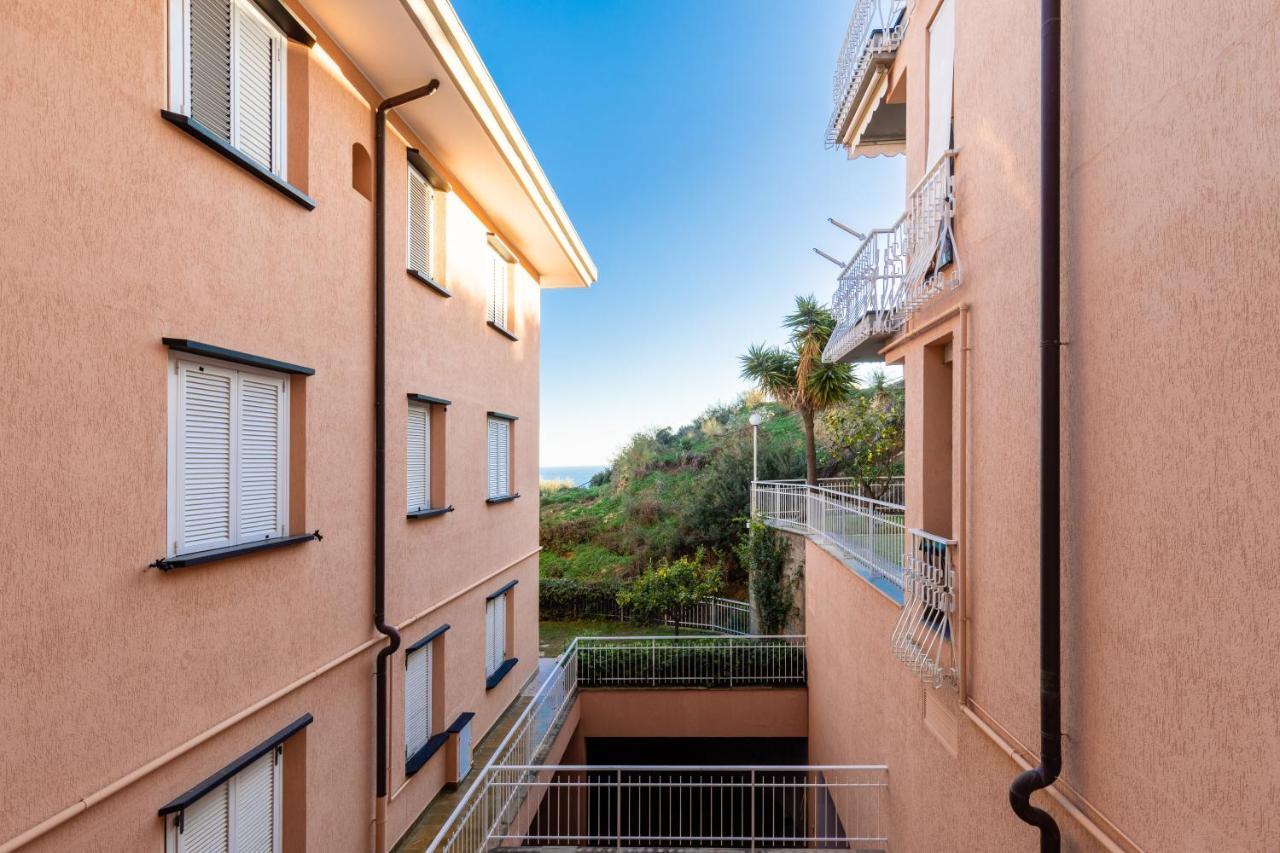 086 - Sunshine Home, 5 Minuti Dalla Spiaggia - Parcheggio Privato Gratis Incluso Ospedaletti Exterior photo